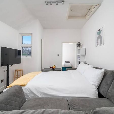 New 3Bed Stylish Apartment With Amazing Transport Лондон Екстер'єр фото