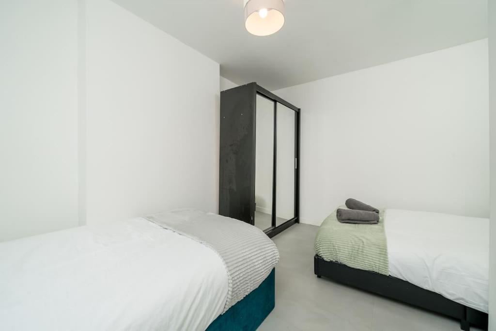 New 3Bed Stylish Apartment With Amazing Transport Лондон Екстер'єр фото
