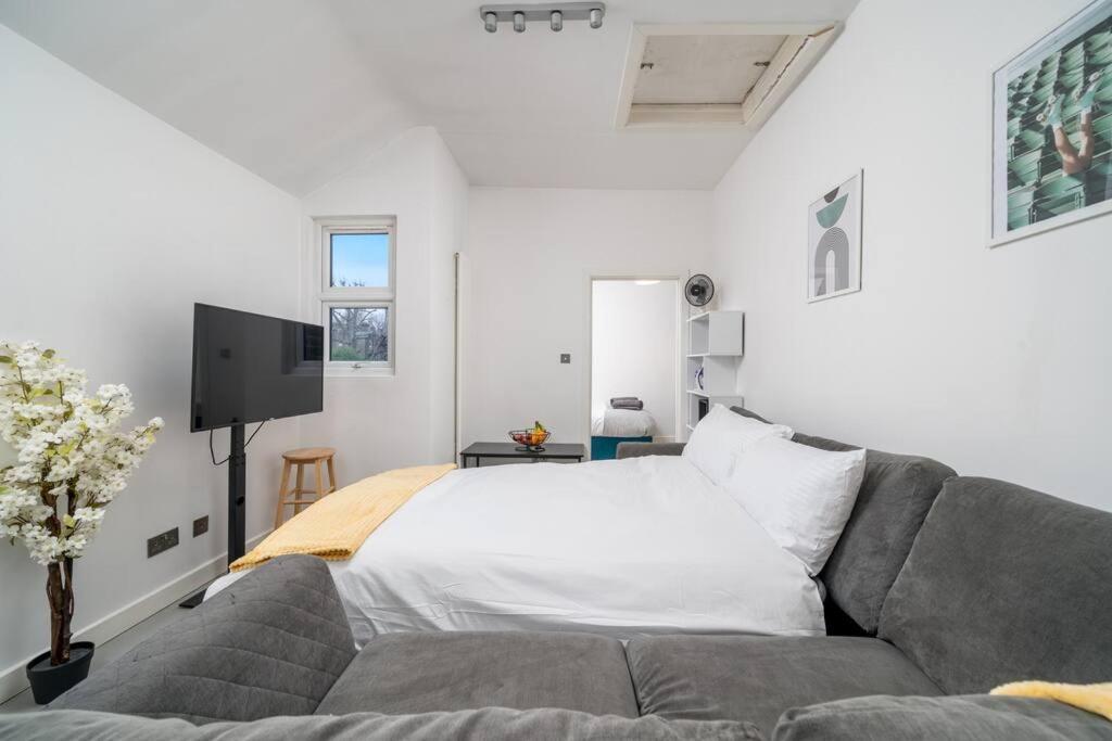 New 3Bed Stylish Apartment With Amazing Transport Лондон Екстер'єр фото