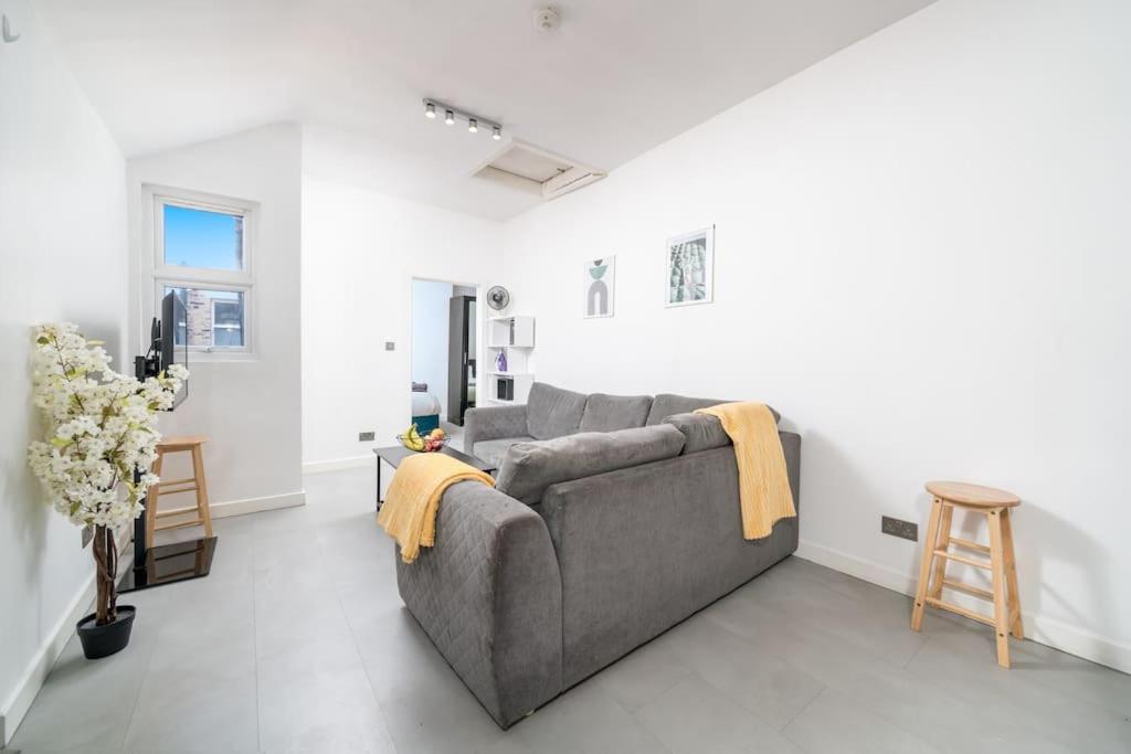 New 3Bed Stylish Apartment With Amazing Transport Лондон Екстер'єр фото