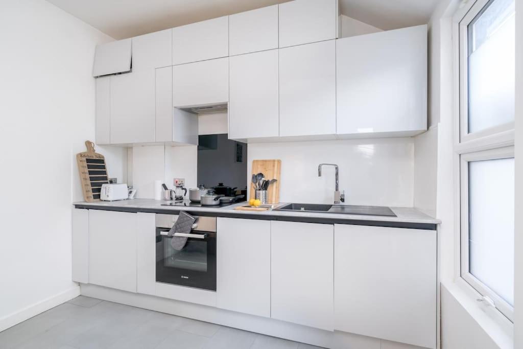 New 3Bed Stylish Apartment With Amazing Transport Лондон Екстер'єр фото