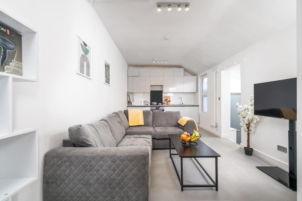 New 3Bed Stylish Apartment With Amazing Transport Лондон Екстер'єр фото