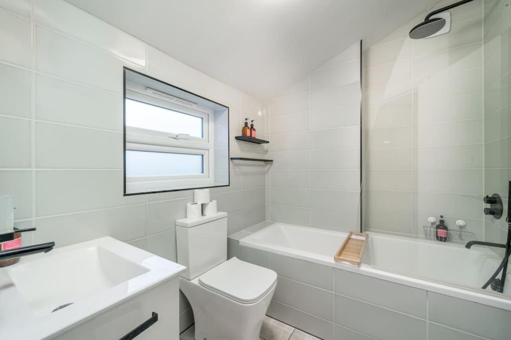 New 3Bed Stylish Apartment With Amazing Transport Лондон Екстер'єр фото