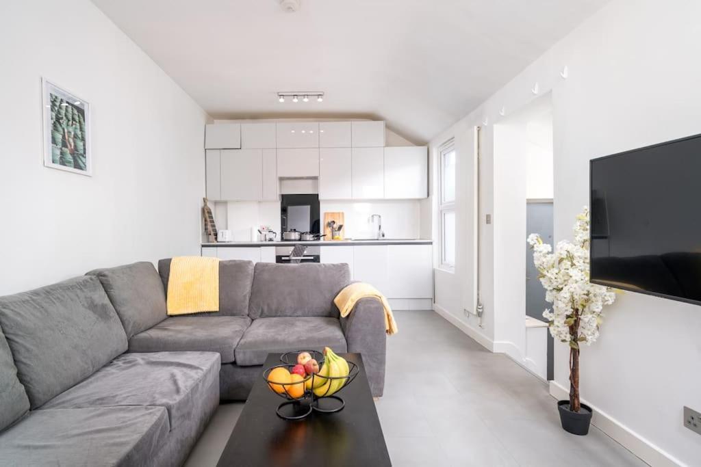 New 3Bed Stylish Apartment With Amazing Transport Лондон Екстер'єр фото