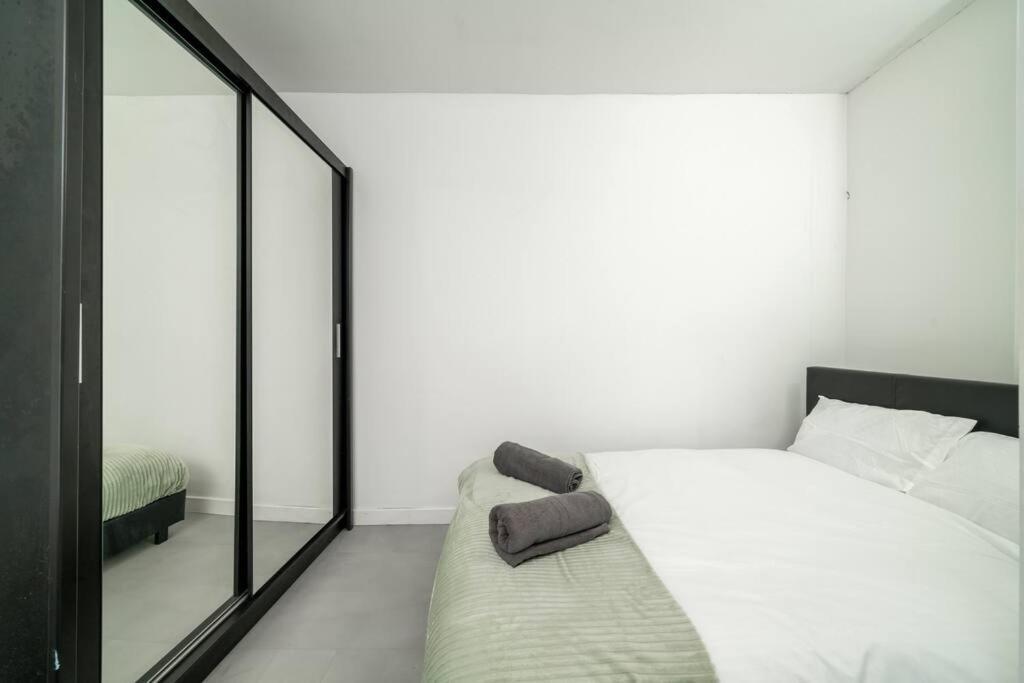 New 3Bed Stylish Apartment With Amazing Transport Лондон Екстер'єр фото